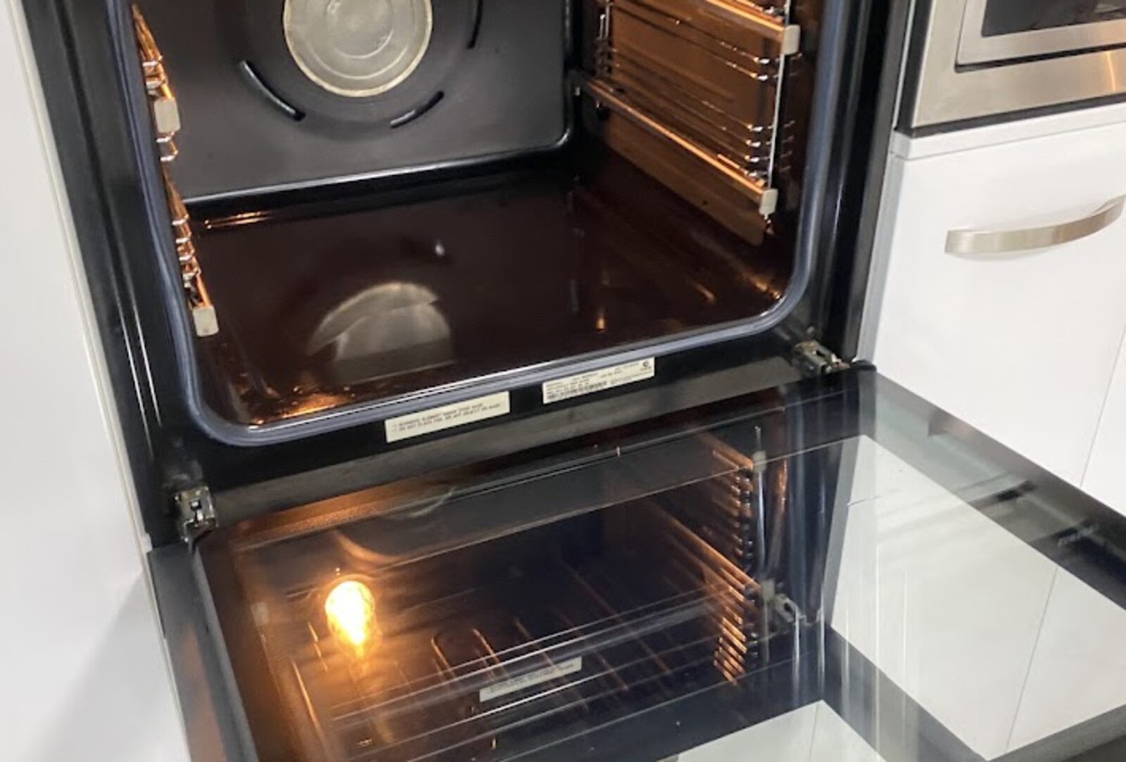 Clean oven interior after end of lease bond clean, Brisbane